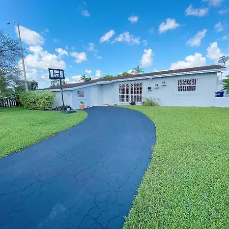 Beautiful Miami Home 13 Minutes Away From Mia